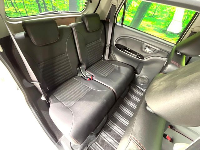 広々とした2列目シートは居住性が高く、居心地も快適!友達や家族とのお出かけにぴったりです。ベビーシートやチャイルドシート使用時も快適にお過ごしいただける十分な空間を確保しています。