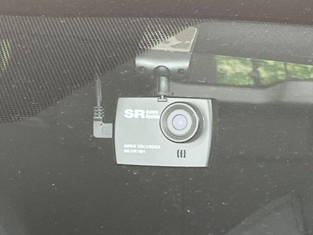 【ドライブレコーダー】安心・安全なカーライフに必須のドライブレコーダーを装備!走行中はもちろん、あおり運転や事故に遭遇した際の状況も映像で記録し、万一のリスクに備えます。