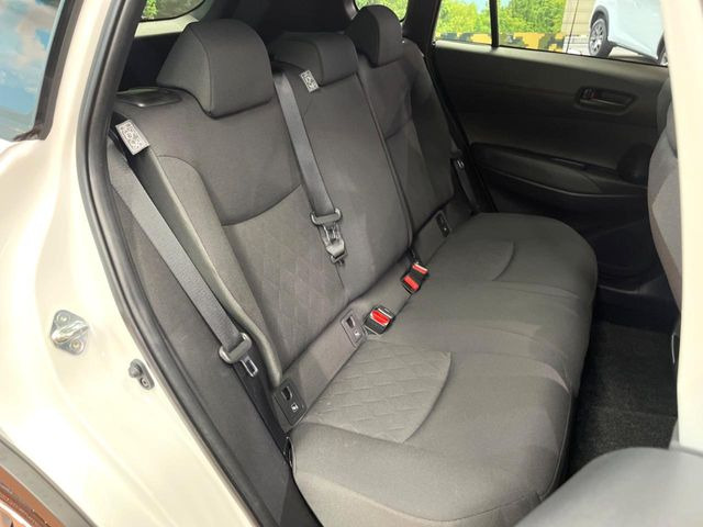 広々とした2列目シートは居住性が高く、居心地も快適!友達や家族とのお出かけにぴったりです。ベビーシートやチャイルドシート使用時も快適にお過ごしいただける十分な空間を確保しています。