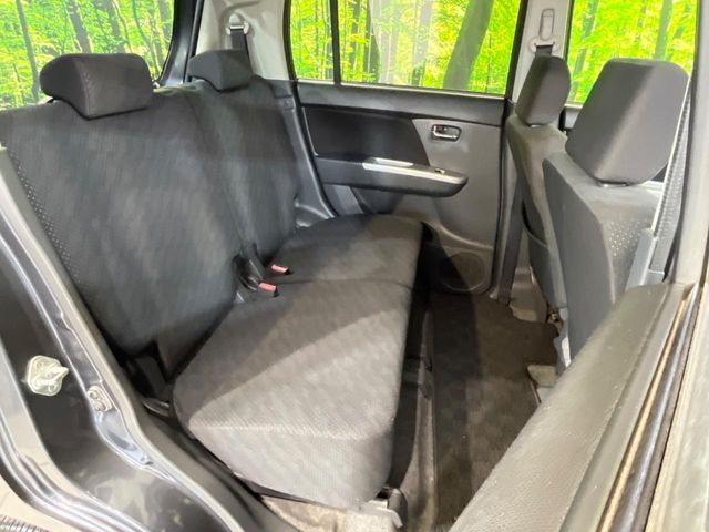 後部座席も気になるようなキズ・汚れやへたり等、大きなダメージはなく、良好な状態です。