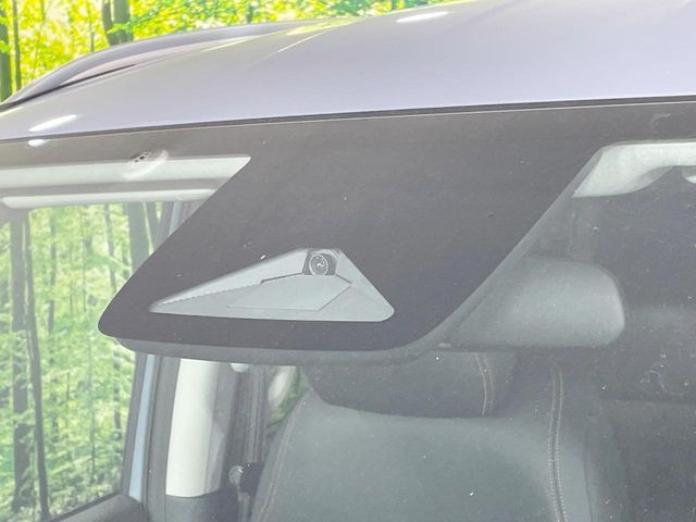 【ホンダセンシング】走行中に前方の車両等を認識し、衝突しそうな時は警報とブレーキで衝突回避と被害軽減をアシスト。より安全にドライブをお楽しみいただけます。