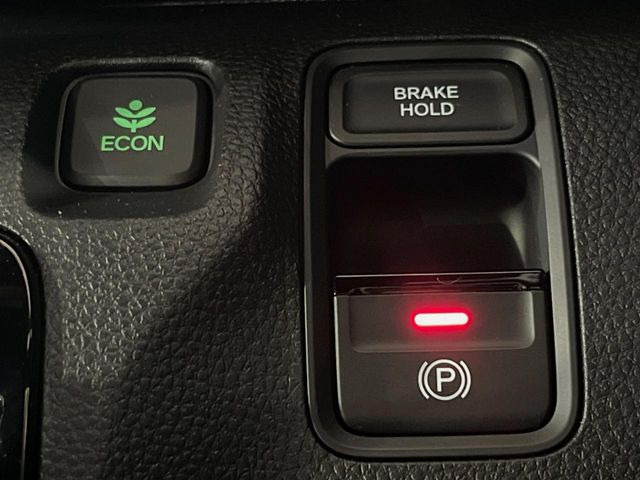 【電動パーキングブレーキ】パーキングブレーキは便利な電動式!ボタン一つで操作でき、アクセルを踏めば自動で解除されます♪レバーやペダルが無いので運転席廻りもすっきりしますね♪
