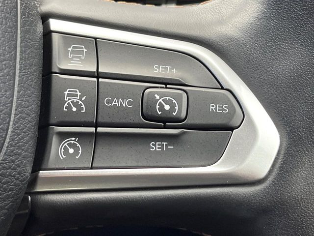 ●レーダークルーズコントロール:前の車との車間距離を一定にとりつつ、一定速度で自動走行してくれる次世代のクルーズコントロール!主に高速道路や自動車専用道路で使用する便利な機能です!