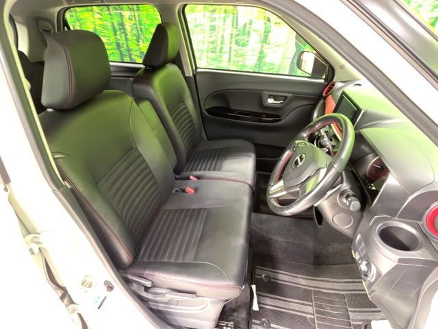 【合皮レザーシート】汚れのふき取りが容易でメンテナンスもが簡単な、機能性に優れる合成皮革を採用した上質なシートです。座り心地もよく、高級感あふれる心地良い車内空間を演出してくれます。