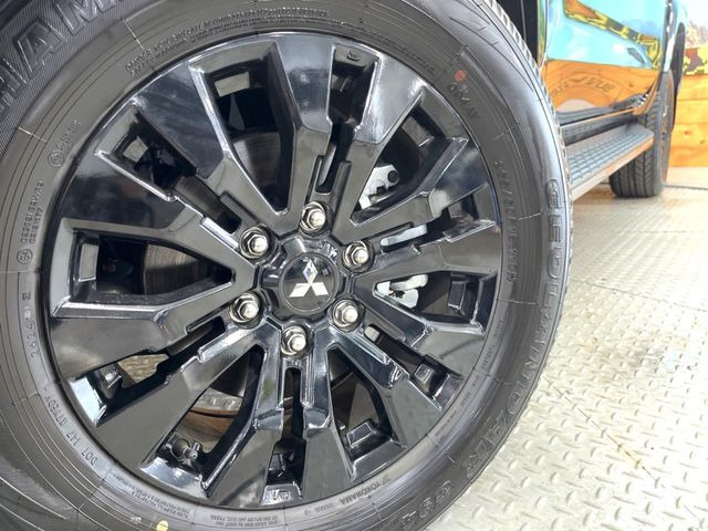 �y����18�C���`�A���~�z�C�[���z�O�ςɃ}�b�`���������A���~�z�C�[���𑕒����Ă���܂��B�e��ЊO�A���~�z�C�[����A�X�^�b�h���X�^�C�����戵�����Ă���܂��B���񂲑��k����������