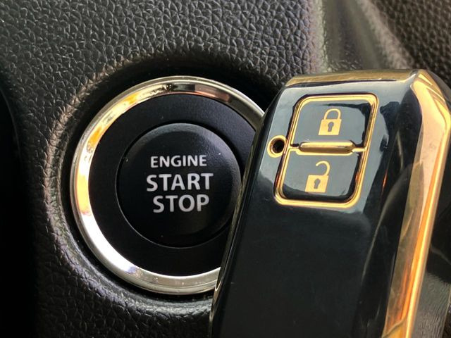 【キーレススタートシステム】カバンやポケットに入れたままでもドアの施錠・解錠が可能なスマートキーを装備。エンジンのオン・オフ時もカギを取り出す必要が無いからとっても便利です♪