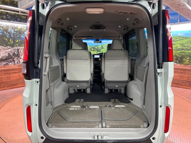 ���i�̂���������ʋ΁A���}���ɏ\���ȉ׎��X�y�[�X���m�ۂ��Ă���܂��B�Z�J���h�V�[�g��|���ƁA�傫�ȉו��̐ύڂ��\�ł���