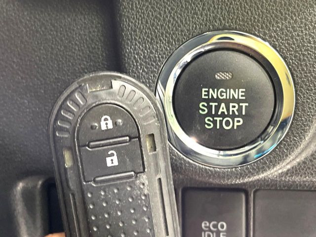 【キーレス】少し離れた場所からでもボタン一つでドアの開錠・施錠ができるのでとっても便利!ドアの鍵穴周りに傷をつけることもありません♪