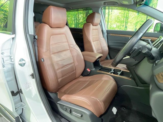 【ブラウンレザーシート】デザイン性が高く、高級感のある茶革シート。常に体に触れる部分だから、座り心地の良さにはこだわりたいですね♪汚れの付着や劣化を抑制する内装コーティング施工もおススメですよ♪