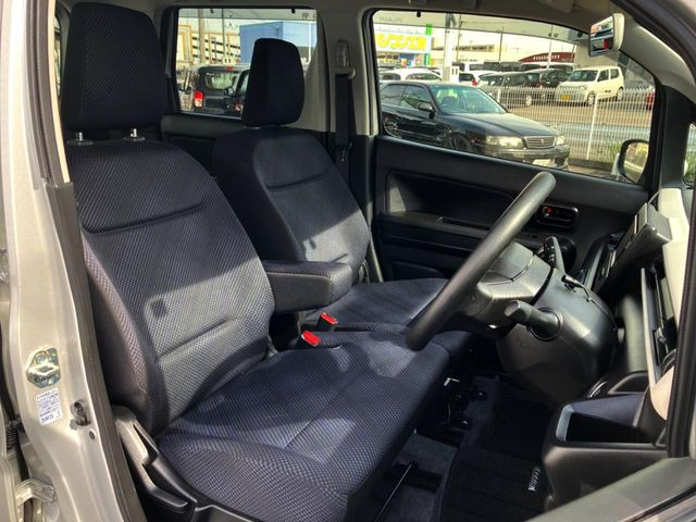 【ベンチシート】ベンチシートで室内広々。楽に乗降りができ、バッグなどの手荷物を置ける等利便性の良いシートです。