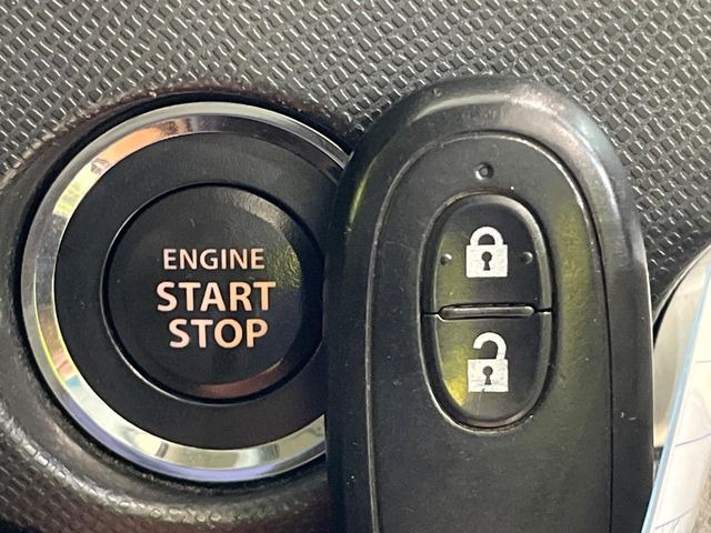 【キーレススタートシステム】カバンやポケットに入れたままでもドアの施錠・解錠が可能なスマートキーを装備。エンジンのオン・オフ時もカギを取り出す必要が無いからとっても便利です♪