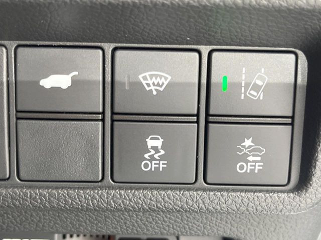 【ホンダセンシング】走行中に前方の車両等を認識し、衝突しそうな時は警報とブレーキで衝突回避と被害軽減をアシスト。より安全にドライブをお楽しみいただけます。