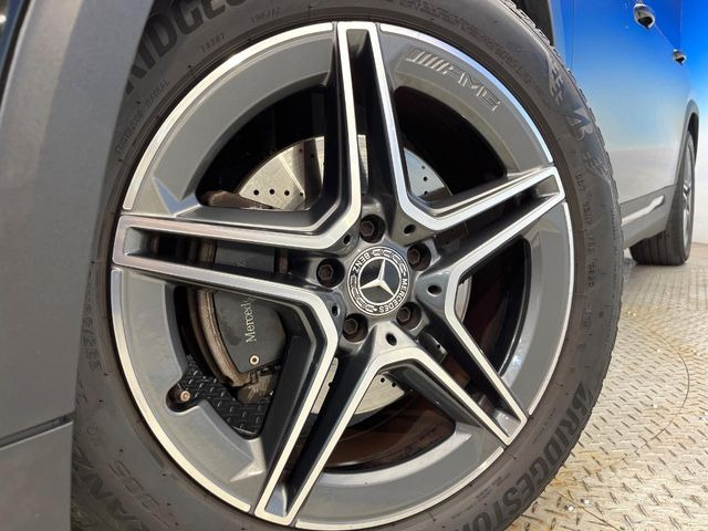 ●純正19インチアルミホイール:輸入車ならではの卓越した走りを支えるホイールと足回りです!日本車の走りに慣れている方にもぜひ体感して頂きたいほど、高いレベルでまとまっています!