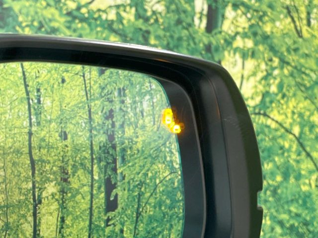 【ブラインドスポットインフォメーション】走行中、ドアミラーの死角になりやすい箇所に後続車が接近するとサイドミラー付近に警告を表示、ドライバーに注意喚起をしてくれます。