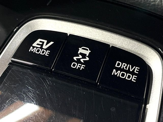 【横滑り防止装置】車両の横滑りを感知すると、自動的に車両の進行方向を保つように車両を制御します。雨の日など滑りやすい路面状況でも安全な運転が可能です。