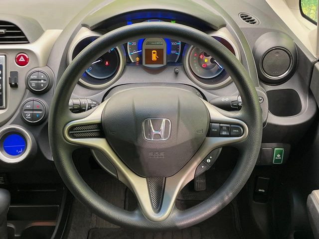 �C���e���A�ɍ��킹���f�U�C���̃X�e�A�����O�́A�^�]�������̂��Ƃ��l���A�^�]���₷���`��A�傫���ł��B�����x�A���ۂɐG���Ă��m���߂��������B