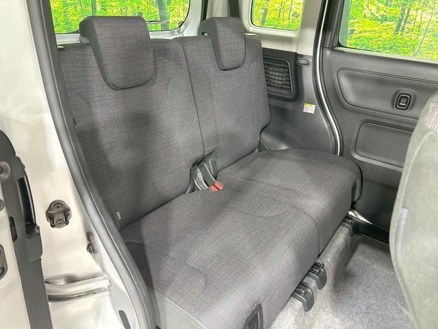 後部座席も気になるようなキズ・汚れやへたり等、大きなダメージはなく、良好な状態です。
