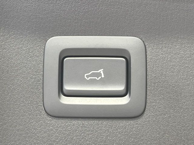 【パワーバックドア】スマートキーや運転席のボタンを押すだけでリアゲートが自動で開閉します!荷物を持っている時や、高い位置にあるバックドアを閉める際に便利な機能です♪