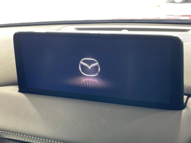 【マツダコネクトナビ】車内の雰囲気にマッチした一体型タイプのナビ。各種車輌設定やBluetooth再生等、様々な機能が楽しめます。直感的なダイヤル操作が可能で、使い勝手も良好です。