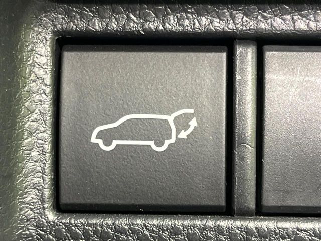 【パワーバックドア】スマートキーや運転席のボタンを押すだけでリアゲートが自動で開閉します!荷物を持っている時や、高い位置にあるバックドアを閉める際に便利な機能です♪