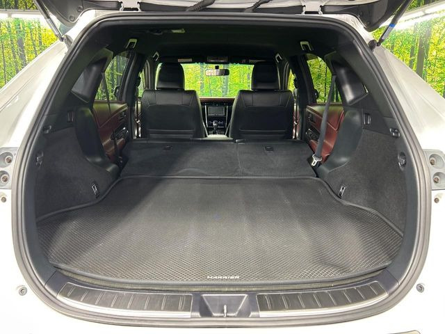 後席を格納すると、これだけの広さが!シーンに合わせたシートアレンジで、大きな荷物も積むことが出来ます♪