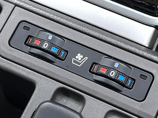 【シートベンチレーション】夏場は涼しい風でお尻や背中の熱やムレを防ぎ、冬はエアコンよりも早く温まってポカポカに!季節を問わず快適に過ごせます。