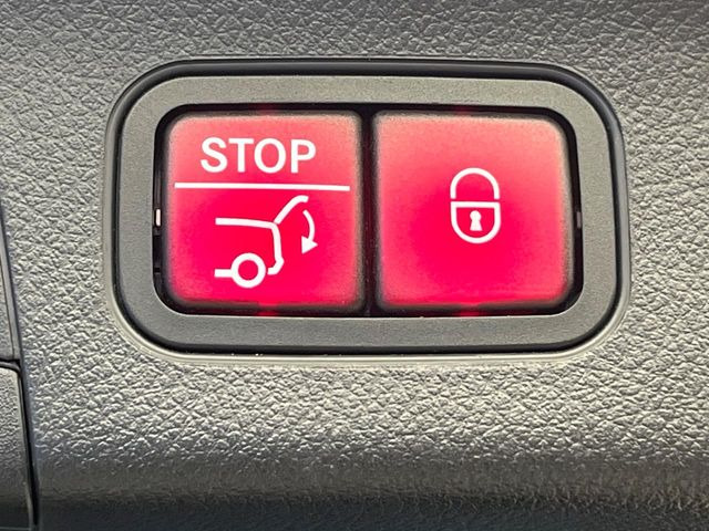 ●電動リアゲート:ワンタッチでリアゲートの開閉ができ、荷物などで両手が塞がっている状態でも簡単に開閉ができる便利機能です。