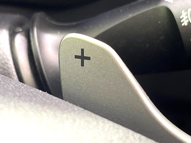 【パドルシフト】ハンドルから手を離さずに素早くシフトアップ&ダウンができるので、エンジンブレーキを使う下り坂や高速道路の合流で加速したい場面で役立ちます。