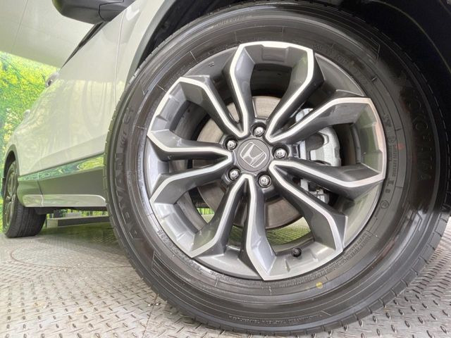 【純正18インチアルミホイール】外観にマッチした純正アルミホイールを装着しております。各種社外アルミホイールや、スタッドレスタイヤも取扱いしております。是非ご相談ください♪