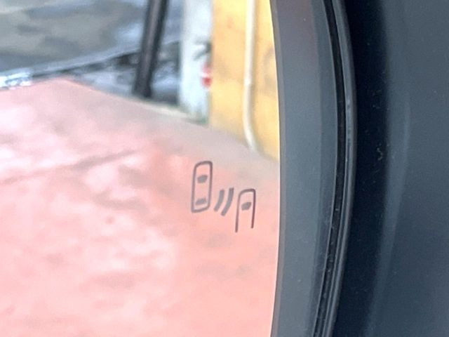 【ブラインドスポットモニター】走行中、ドアミラーの死角になりやすい箇所に後続車が接近するとサイドミラーのレンズに警告を表示!ドライバーに注意喚起をしてくれます。