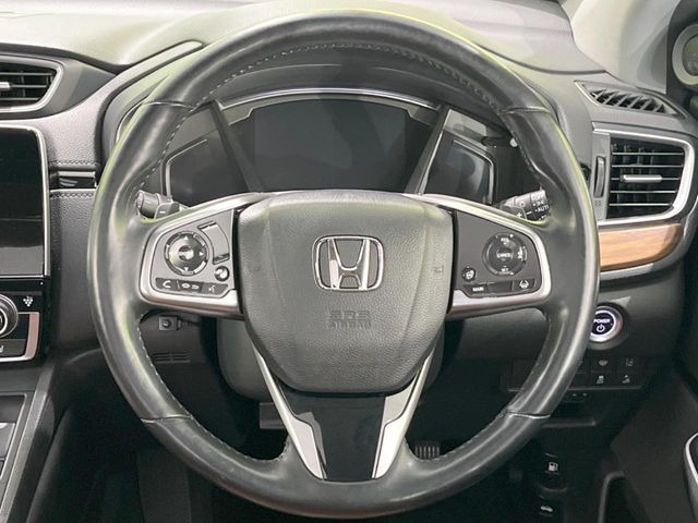 【ステアリングヒーター】冬場に冷たくなりやすい革巻きステアリングを、スイッチ一つで素早く適温に!エアコンよりも早く温まってくれるので、寒い日の運転も快適になりますね♪