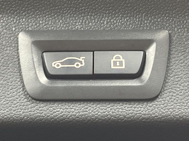 ●電動リアゲート:ワンタッチでリアゲートの開閉ができ、荷物などで両手が塞がっている状態でも簡単に開閉ができる便利機能です。