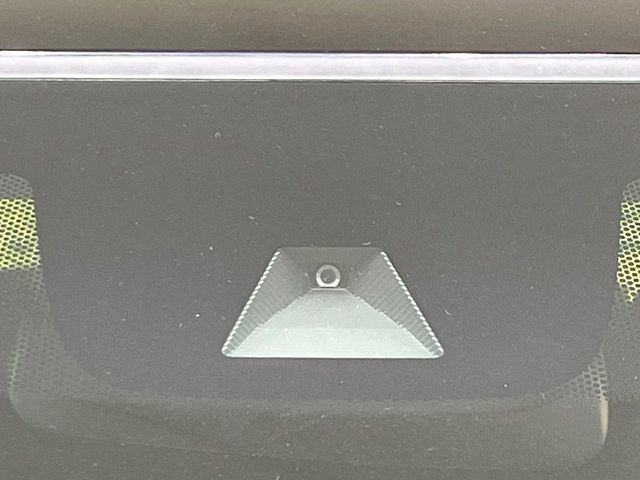 【ホンダセンシング】走行中に前方の車両等を認識し、衝突しそうな時は警報とブレーキで衝突回避と被害軽減をアシスト。より安全にドライブをお楽しみいただけます。