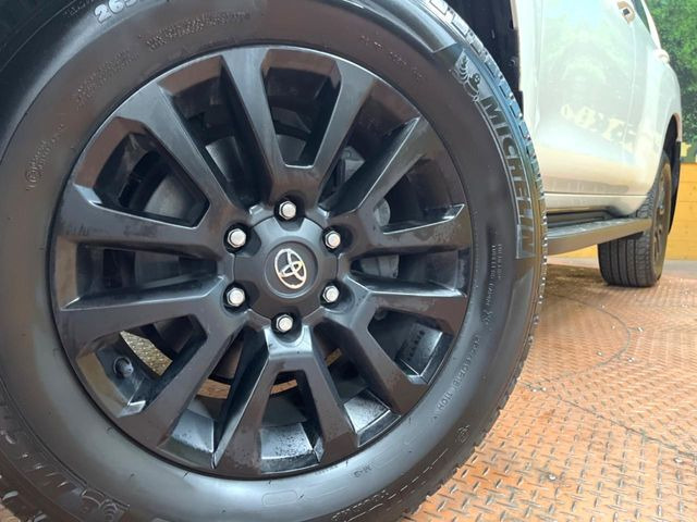 【グレード専用純正18インチアルミホイール】デザイン性の高い純正アルミホイールを装着しております。各種社外アルミホイールや、スタッドレスタイヤも取扱いしております。是非ご相談ください♪