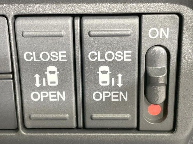 【両側パワースライドドア】スマートキーや運転席のスイッチで後席両側スライドドアの開閉が可能♪電動だから力を入れてドアを開ける必要が無く、小さなお子様でも簡単に開け閉めでき快適です♪