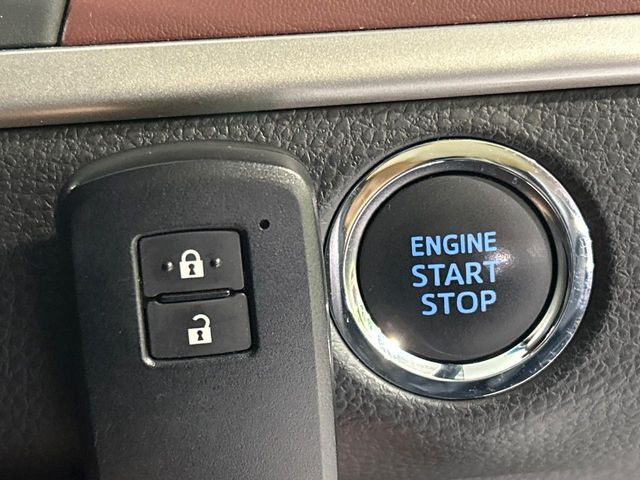 【スマートキー】カバンやポケットに入れたままでもドアの施錠・解錠が可能なスマートキーを装備。エンジンのオン・オフ時もカギを取り出す必要が無いからとっても便利です♪