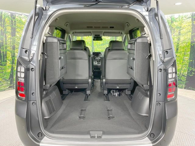 床下収納式のサードシートです。座席部分をコンパクトに収納でき、広大な荷室スペースとしてお使いいただけます!乗車人数や荷物の量など利用シーンに合わせて3列目を有効活用でき、とっても便利♪