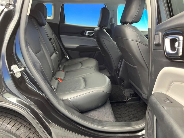 ●後部座席も気になるようなキズ・汚れやへたり等、大きなダメージはなく、良好な状態です。