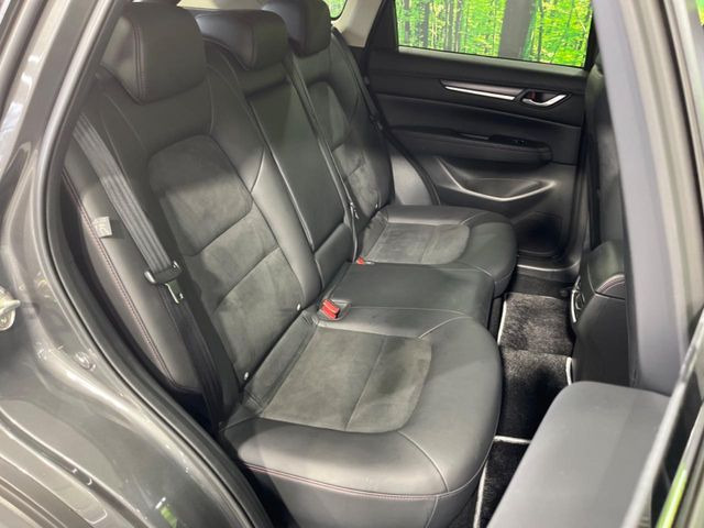 【ハーフレザーシート】高級感と座り心地を両立した人気のシート♪背面・座面のファブリック素材は、通気性の良さや滑りにくさに優れています。気温や服装に左右されず快適にお乗りいただけます。