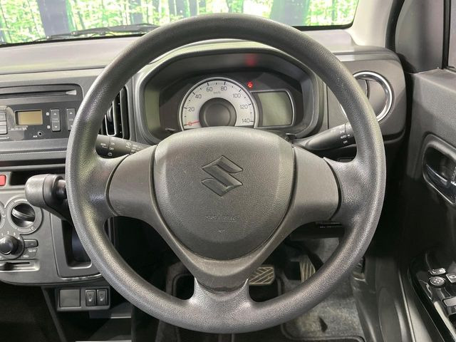 �C���e���A�ɍ��킹���f�U�C���̃X�e�A�����O�́A�^�]�������̂��Ƃ��l���A�^�]���₷���`��A�傫���ł��B�����x�A���ۂɐG���Ă��m���߂��������B