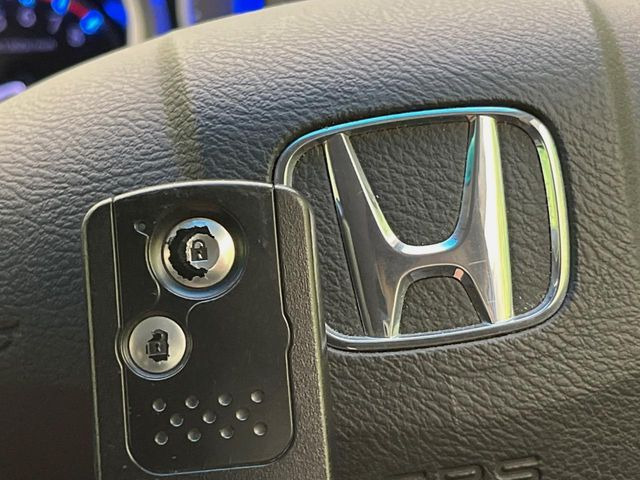 �yHonda�X�}�[�g�L�[�z�J�o����|�P�b�g�ɓ��ꂽ�܂܂ł��h�A�̎{���E�������\�ȃX�}�[�g�L�[�𑕔��B�G���W���̃I���E�I�t�����J�M�����o���K�v����������Ƃ��Ă��֗��ł���