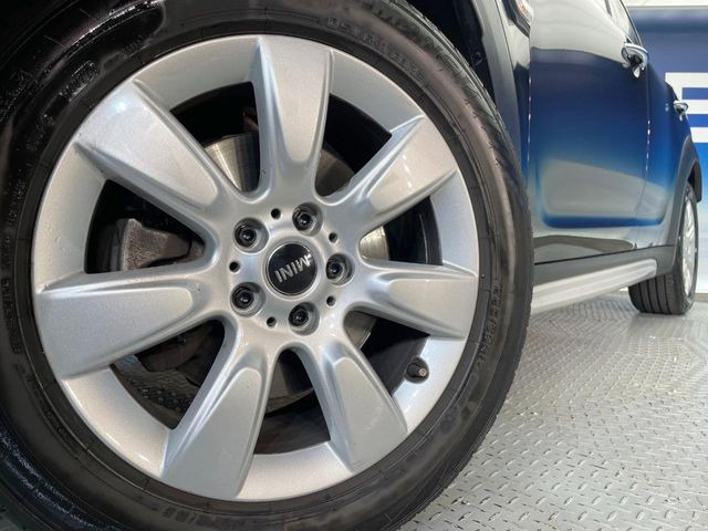 ●純正17インチアルミホイール:輸入車ならではの卓越した走りを支えるホイールと足回りです!日本車の走りに慣れている方にもぜひ体感して頂きたいほど、高いレベルでまとまっています!