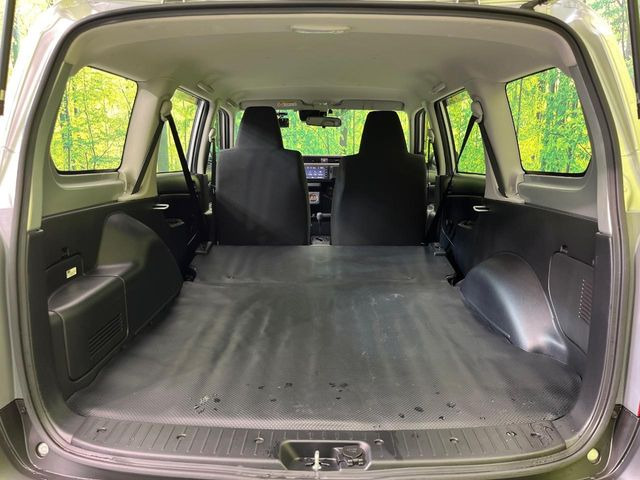 ���i�̂���������ʋ΁A���}���ɏ\���ȉ׎��X�y�[�X���m�ۂ��Ă���܂��B�Z�J���h�V�[�g��|���ƁA�傫�ȉו��̐ύڂ��\�ł���