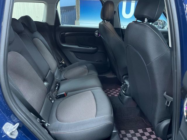 ●後部座席も気になるようなキズ・汚れやへたり等、大きなダメージはなく、良好な状態です。