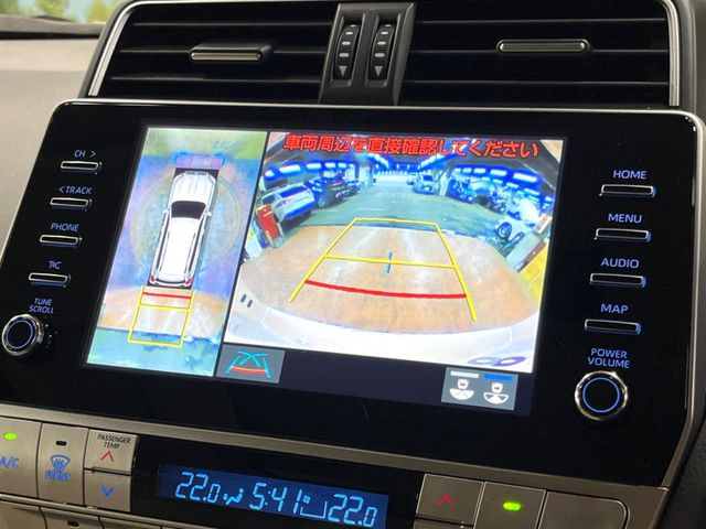 【マルチテレインモニター】車のフロントやサイドのカメラ画像を同時にモニター表示することで、悪路や狭い道を走行時でも周囲の状況確認ができ安心!本格SUVにうれしい装備です♪