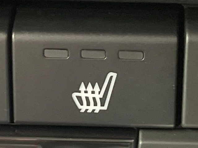 【シートヒーター】寒い日に重宝するシートヒーター!エアコンより早く温まってくれるので寒がりの人も安心ですね♪エアコンの温風は乾燥するから苦手、という方にもをおすすめです。