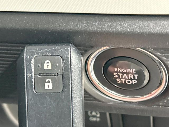 【キーレススタートシステム】カバンやポケットに入れたままでもドアの施錠・解錠が可能なスマートキーを装備。エンジンのオン・オフ時もカギを取り出す必要が無いからとっても便利です♪