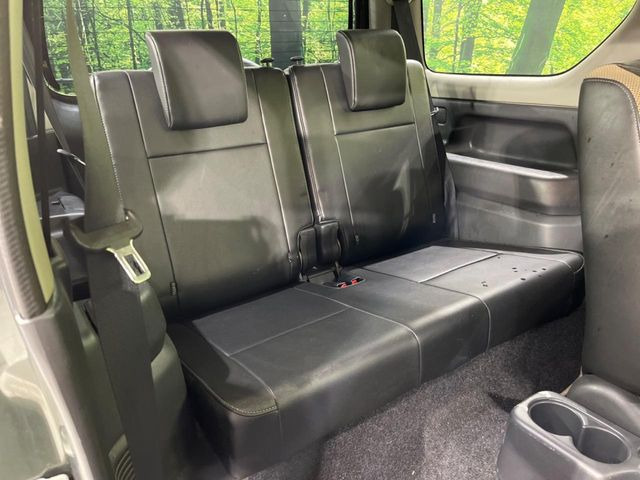 後部座席も気になるようなキズ・汚れやへたり等、大きなダメージはなく、良好な状態です。