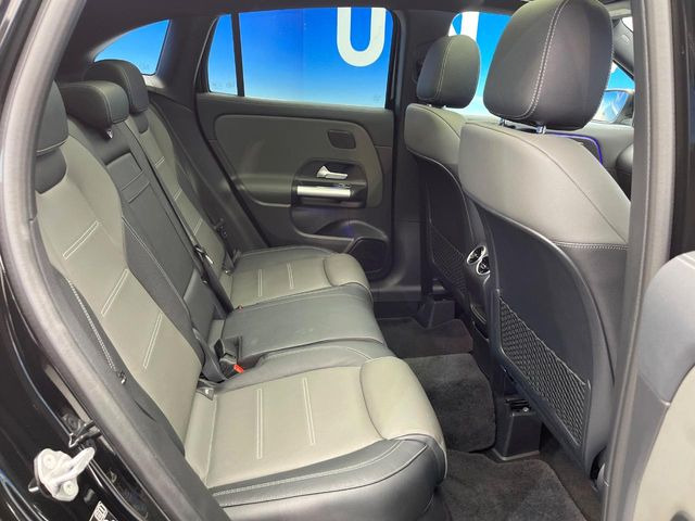 ●後部座席も気になるようなキズ・汚れやへたり等、大きなダメージはなく、良好な状態です。