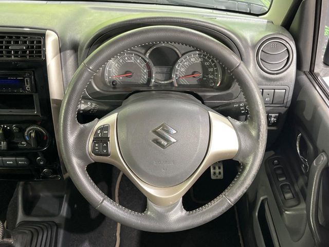 インテリアに合わせたデザインのステアリングは、運転される方のことも考え、運転しやすい形状、大きさです。是非一度、実際に触ってお確かめください。